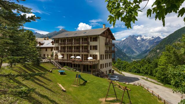 Hautes-Alpes (05), Vallée du Champsaur, Serre-Eyraud, Centre de Vacances le Mélézin //  Hautes-Alpes (05), Champsaur valley, Serre-Eyraud, Centre de Vacances le Mélézin 