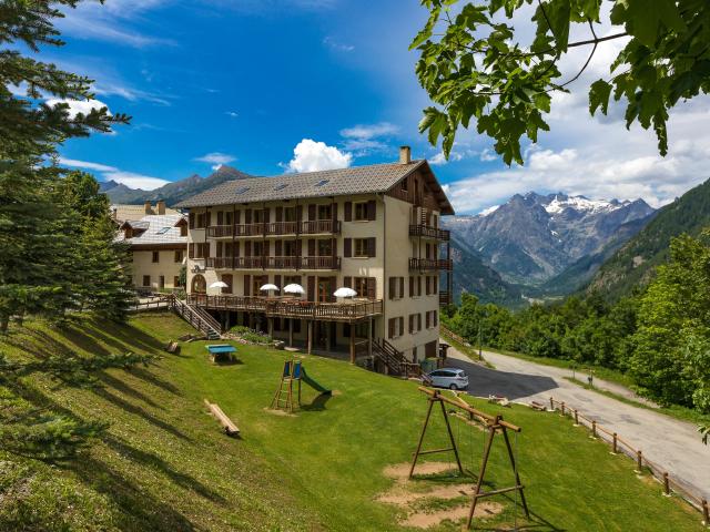 Hautes-Alpes (05), Vallée du Champsaur, Serre-Eyraud, Centre de Vacances le Mélézin //  Hautes-Alpes (05), Champsaur valley, Serre-Eyraud, Centre de Vacances le Mélézin 