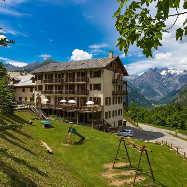 Hautes-Alpes (05), Vallée du Champsaur, Serre-Eyraud, Centre de Vacances le Mélézin //  Hautes-Alpes (05), Champsaur valley, Serre-Eyraud, Centre de Vacances le Mélézin 