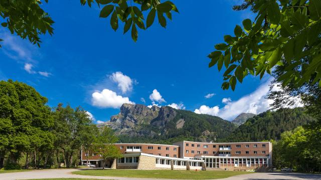 Hautes-Alpes (05), Vallée du Champsaur, Saint-Jean-Saint-Nicolas, Pont du Fossé, Centre de vacances Le Brudou  //  Hautes-Alpes (05), Champsaur valley, Saint-Jean-Saint-Nicolas, Pont du Fossé, Centre de vacances Le Brudou 