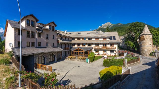 Hautes-Alpes (05), Vallée du Champsaur, Saint-Léger-les-Mélèzes, Centre de Vacances Les Prés Jaunes //  Hautes-Alpes (05), Champsaur valley, Saint-Léger-les-Mélèzes, Centre de Vacances Les Prés Jaunes