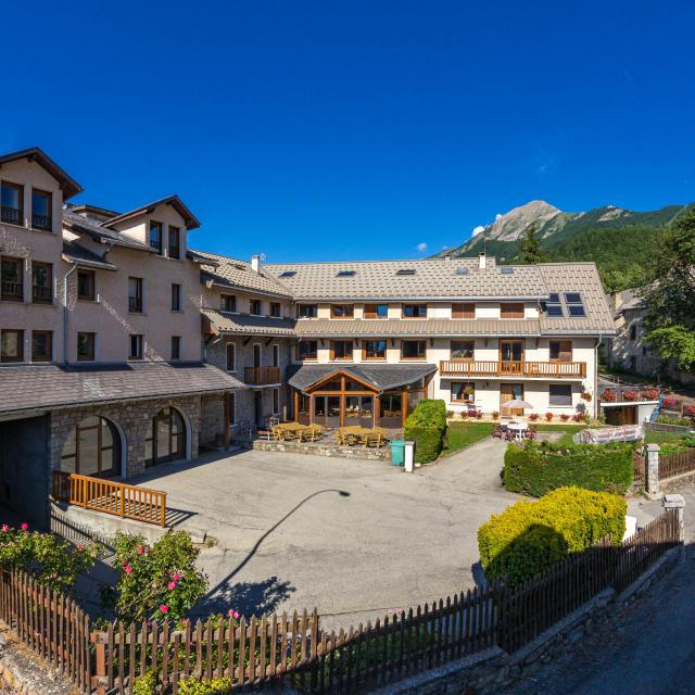 Hautes-Alpes (05), Vallée du Champsaur, Saint-Léger-les-Mélèzes, Centre de Vacances Les Prés Jaunes //  Hautes-Alpes (05), Champsaur valley, Saint-Léger-les-Mélèzes, Centre de Vacances Les Prés Jaunes