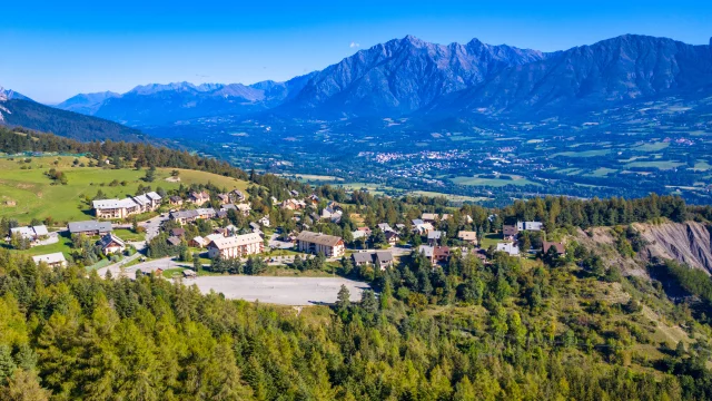 Vue de la station de Laye dans le Champsaur en été